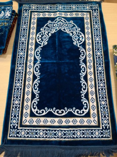 Намазлык  синий с узорами.  с рамкой с белыми узорами фото в интернет-магазине Аль-Калям